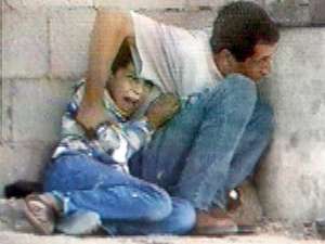 Un padre palestino protege a su hijo durante un  tiroteo. Instantes despus fueron muertos por el ejrcito israel