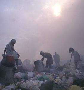 Nios buscando reciclables en la basura de Payatas